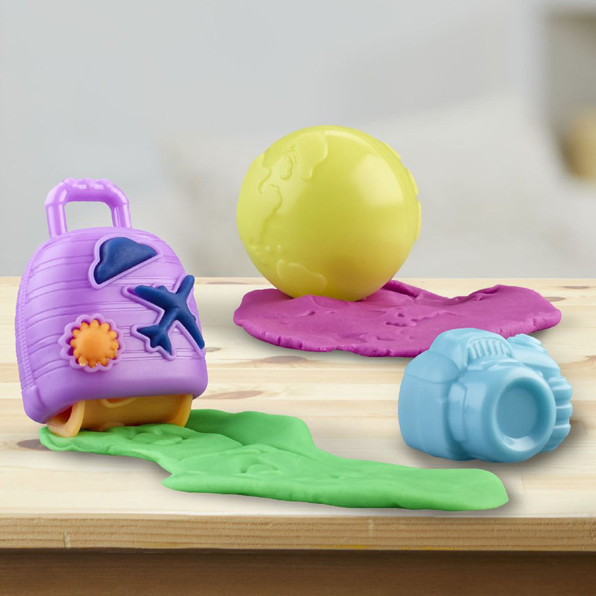 Lekker kliederen en creatief bezig zijn, welk kind houdt daar niet van?! Met deze airplane explorer starterset van het merk Play-Doh is dat geen probleem!  Met dit vliegtuigspeelgoed kunnen kinderen op allerlei manieren spelen met Play-Doh-boetseerklei en fantaseren over wereldwijde reisavonturen. VanZus
