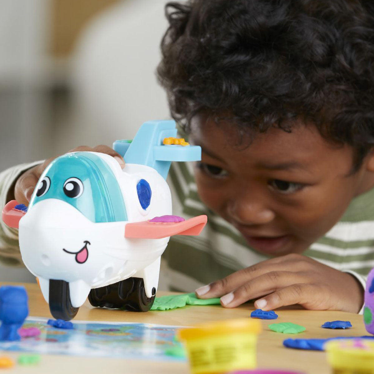 Lekker kliederen en creatief bezig zijn, welk kind houdt daar niet van?! Met deze airplane explorer starterset van het merk Play-Doh is dat geen probleem!  Met dit vliegtuigspeelgoed kunnen kinderen op allerlei manieren spelen met Play-Doh-boetseerklei en fantaseren over wereldwijde reisavonturen. VanZus