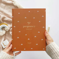 Met dit mooie pregnancy journal regenboog met goud van Blush and Gold kan de aanstaande moeder haar zwangerschap bijhouden en alle mooie momenten vastleggen. VanZus