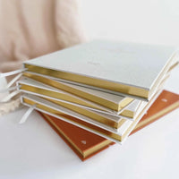 Met dit mooie pregnancy journal regenboog met goud van Blush and Gold kan de aanstaande moeder haar zwangerschap bijhouden en alle mooie momenten vastleggen. VanZus