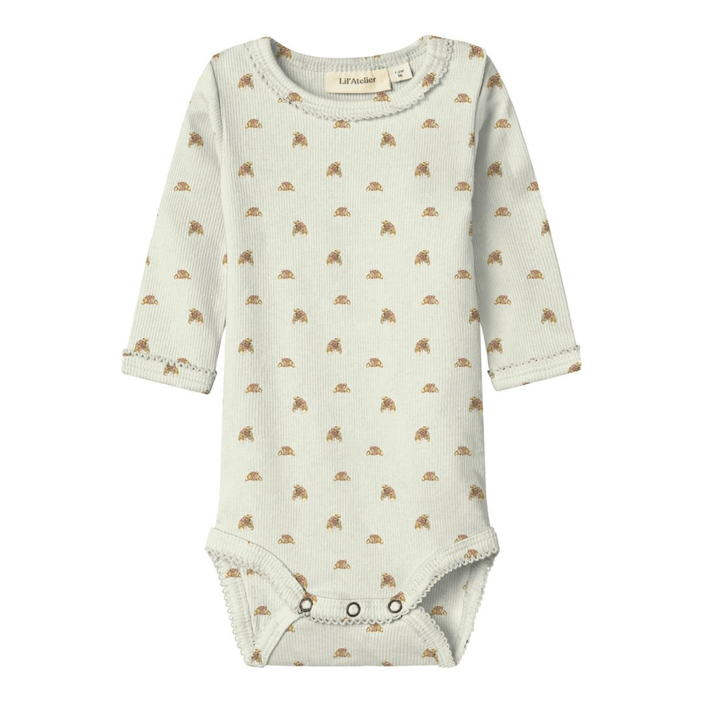 Het Lil' Atelier baby lavo egi slim rompertje in de kleur turtledove is een must-have voor de garderobe van je kind. VanZus