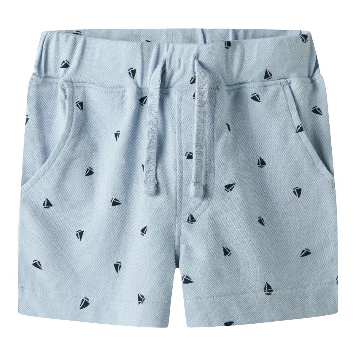 Als je op zoek bent naar een lekkere, zomerse short voor jouw kleintje, zoek dan niet verder! Met deze volo regular short in de kleur celestial blue boats van het merk Name It vang je twee vliegen in één klap! Deze shorts zijn namelijk niet alleen heel comfortabel, ze zien er ook heel leuk uit! VanZus