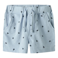 Als je op zoek bent naar een lekkere, zomerse short voor jouw kleintje, zoek dan niet verder! Met deze volo regular short in de kleur celestial blue boats van het merk Name It vang je twee vliegen in één klap! Deze shorts zijn namelijk niet alleen heel comfortabel, ze zien er ook heel leuk uit! VanZus