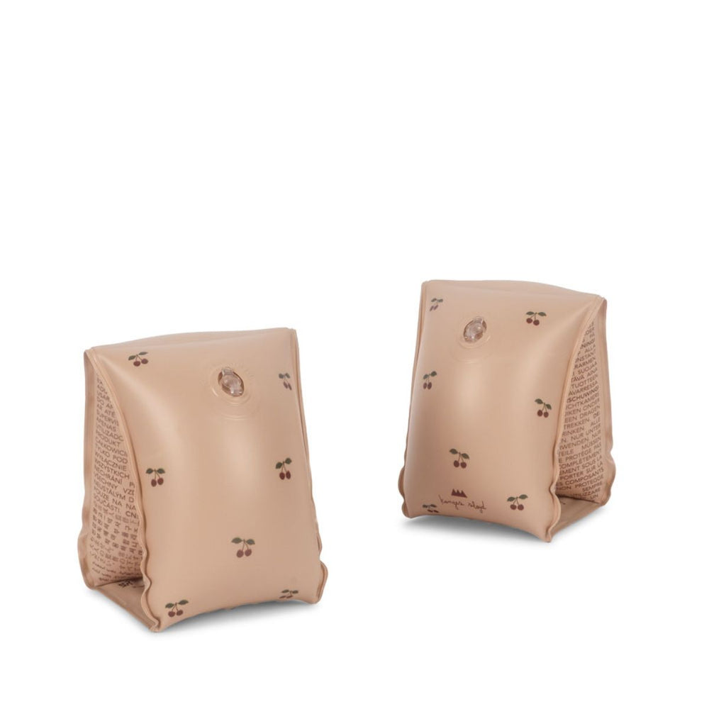 De Konges Slojd zwembandjes basic in de variant cherry blush zijn perfect voor de kleine waterrat! Deze roze zwembandjes met een print van kersen bieden zowel veiligheid als comfort, waardoor je kind met plezier kan leren zwemmen. VanZus
