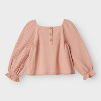 Hoe lief is dit schattige lulu shirt in de kleur misty rose van het merk Lil' Atelier?! Dit lieve blousje in een roze kleur kun je geweldig combineren met een fijne spijkerbroek of een schattig rokje. VanZus