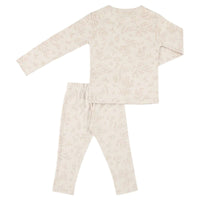 Laat jouw kleine ster ook 's nachts stralen met de Trixie 2-delige pyjama bright bloom. Deze lichtroze pyjama, gemaakt van 100% katoen, is bedrukt met een schattige bloemenprint. VanZus.
