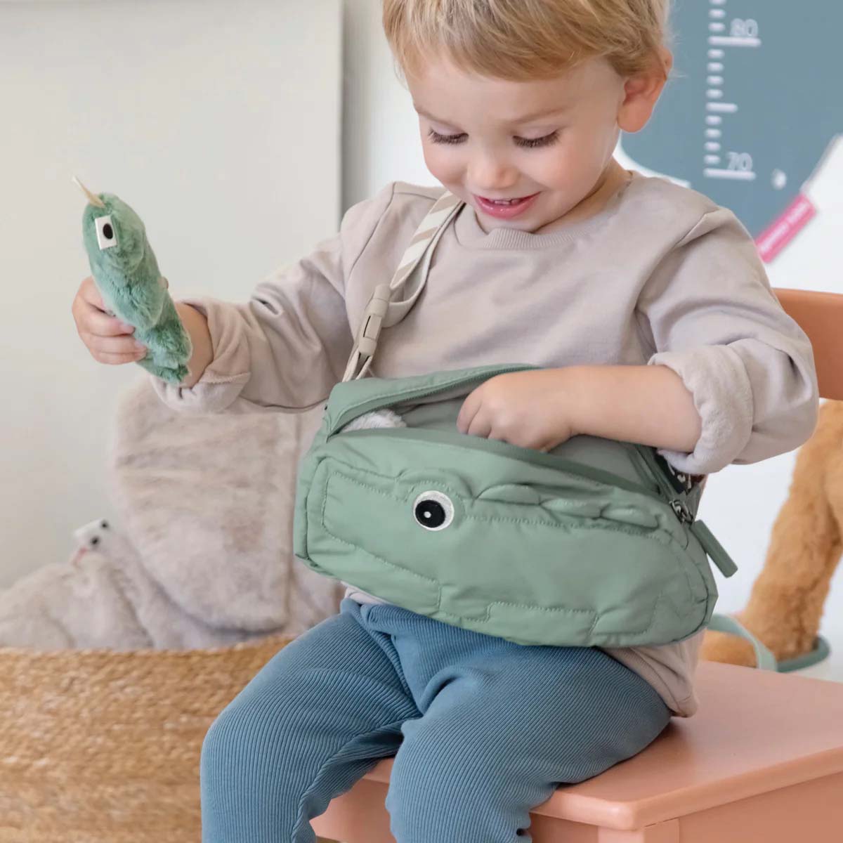 Deze superleuke quilted crossbodytas in croco green van Done by Deer is ideaal voor uitstapjes en dagjes weg. Je kindje kan met deze leuke tas al zijn of haar favoriete spulletjes mee op pad nemen!  De crossbodytas kan zowel over de schouder als om de middel gedragen worden. VanZus