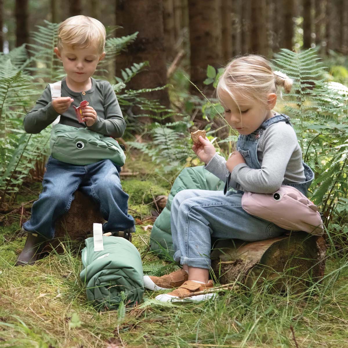 Deze superleuke quilted crossbodytas in croco green van Done by Deer is ideaal voor uitstapjes en dagjes weg. Je kindje kan met deze leuke tas al zijn of haar favoriete spulletjes mee op pad nemen!  De crossbodytas kan zowel over de schouder als om de middel gedragen worden. VanZus