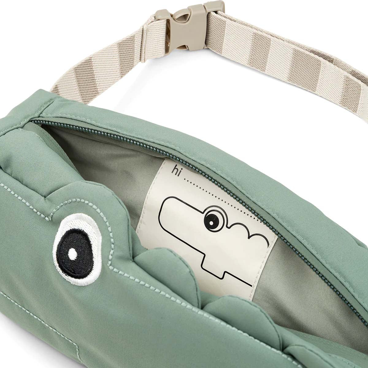 Deze superleuke quilted crossbodytas in croco green van Done by Deer is ideaal voor uitstapjes en dagjes weg. Je kindje kan met deze leuke tas al zijn of haar favoriete spulletjes mee op pad nemen!  De crossbodytas kan zowel over de schouder als om de middel gedragen worden. VanZus