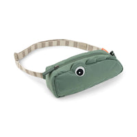 Deze superleuke quilted crossbodytas in croco green van Done by Deer is ideaal voor uitstapjes en dagjes weg. Je kindje kan met deze leuke tas al zijn of haar favoriete spulletjes mee op pad nemen!  De crossbodytas kan zowel over de schouder als om de middel gedragen worden. VanZus