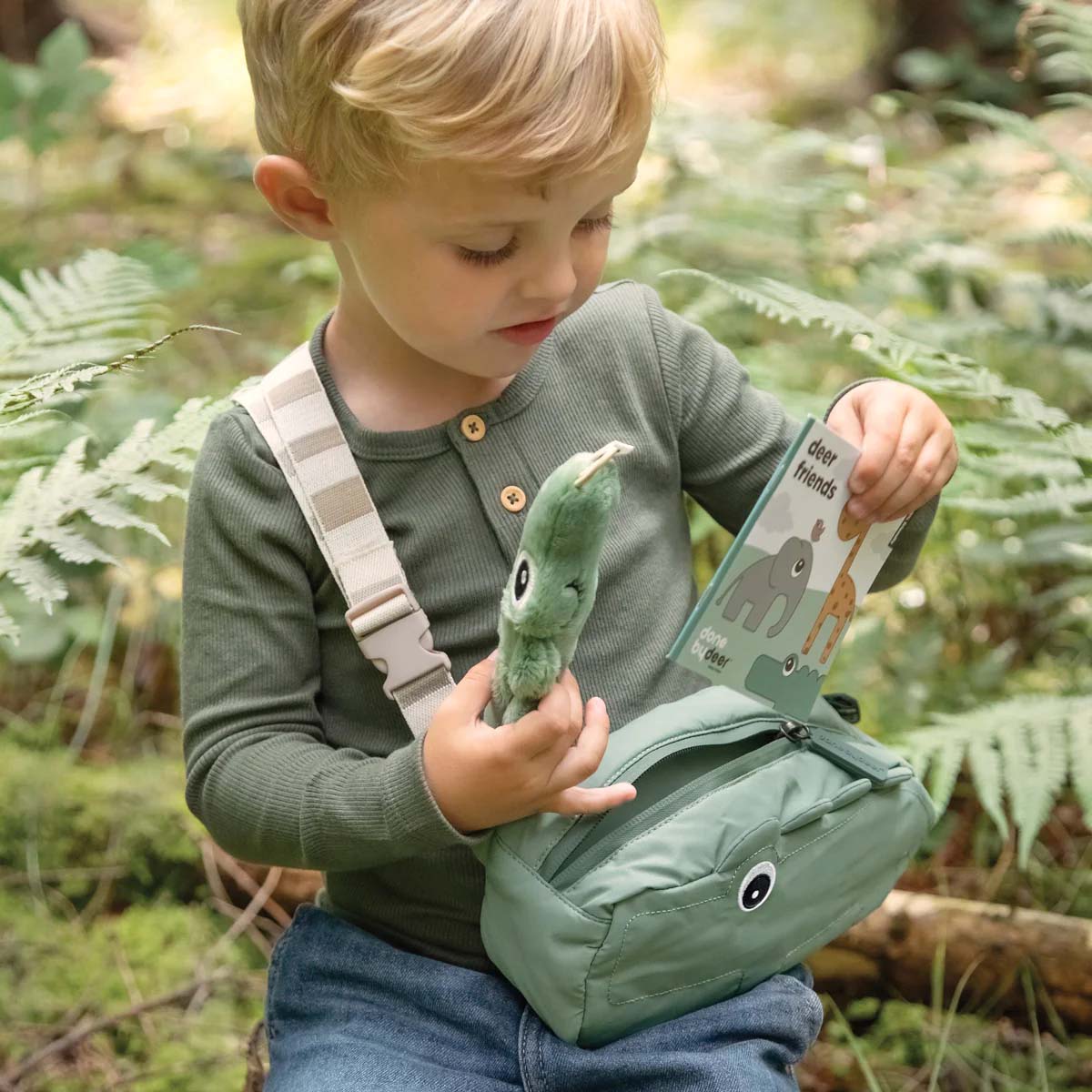 Deze superleuke quilted crossbodytas in croco green van Done by Deer is ideaal voor uitstapjes en dagjes weg. Je kindje kan met deze leuke tas al zijn of haar favoriete spulletjes mee op pad nemen!  De crossbodytas kan zowel over de schouder als om de middel gedragen worden. VanZus