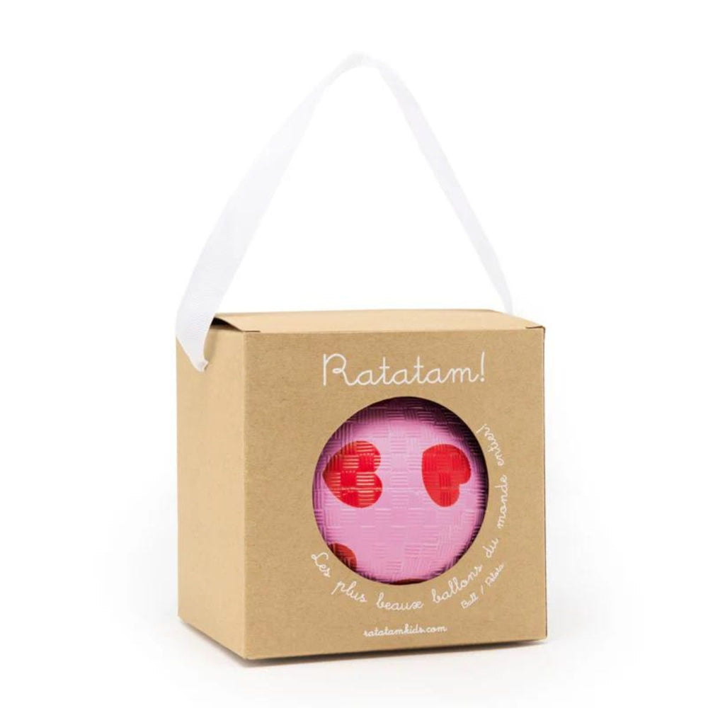 De kleine bal hearts & pink van Ratatam betovert kinderen met zijn kleurrijke ontwerp vol hartjes. Compact, lichtgewicht en duurzaam – perfect voor binnen- en buitenspeelplezier. Leuk als cadeau. VanZus