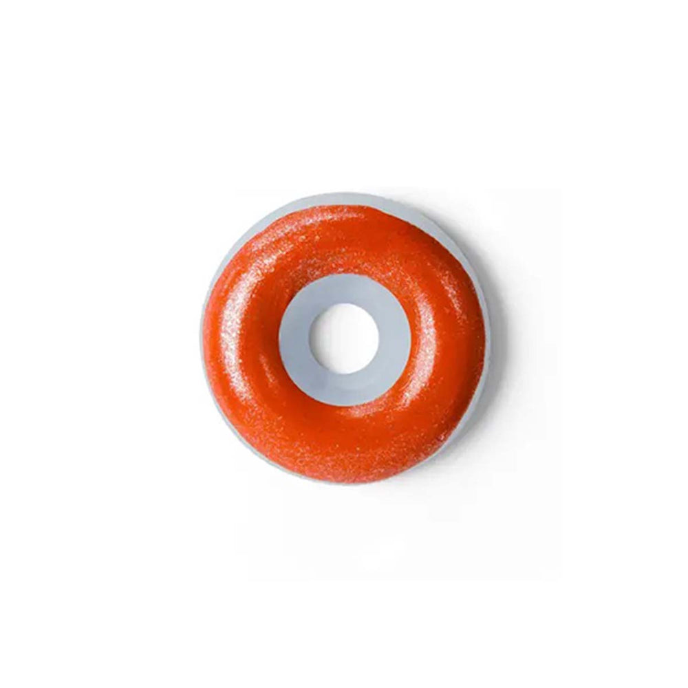 Stoepkrijten is dubbel zo leuk met deze stoepkrijt matte donut red van het merk TWEE. Dit stoepkrijt is niet zomaar een krijtje, maar heeft de vorm van een heerlijke donut! Je zal er bijna trek in krijgen! Dit stoepkrijt heeft de vorm van een donut en heeft een mooie rode kleur. VanZus