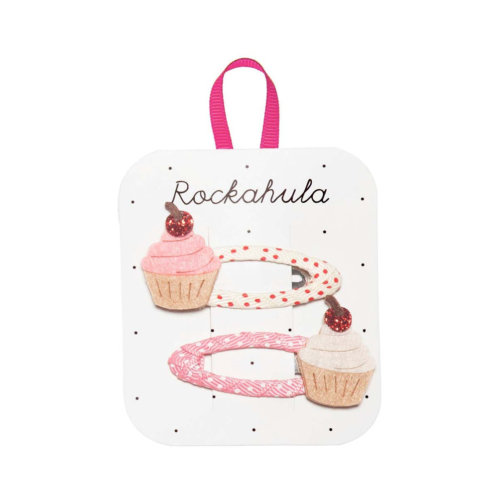 Rockahula’s cherry cupcake speldjes zijn een echte feestelijke toevoeging in de haartjes van jouw mini. De set van 2 clips met glimmende taartjes met kers zorgen voor een mooie uitstraling. VanZus