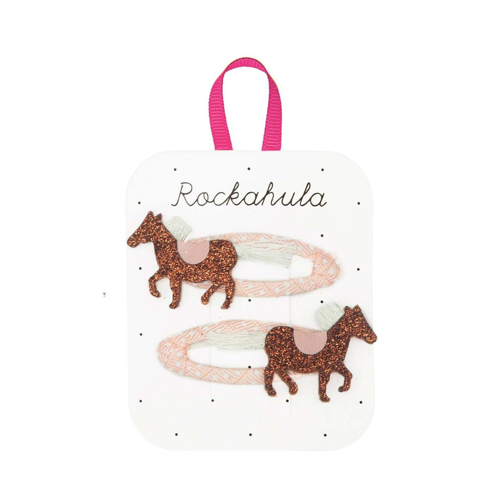 Voor paardenliefhebbers: de Rockahula country horse clips 2-pack. De clips zijn versierd met bruine glimmende paarden en lint van roze stof met witte stippen. Om haren uit het gezichtje te houden. VanZus