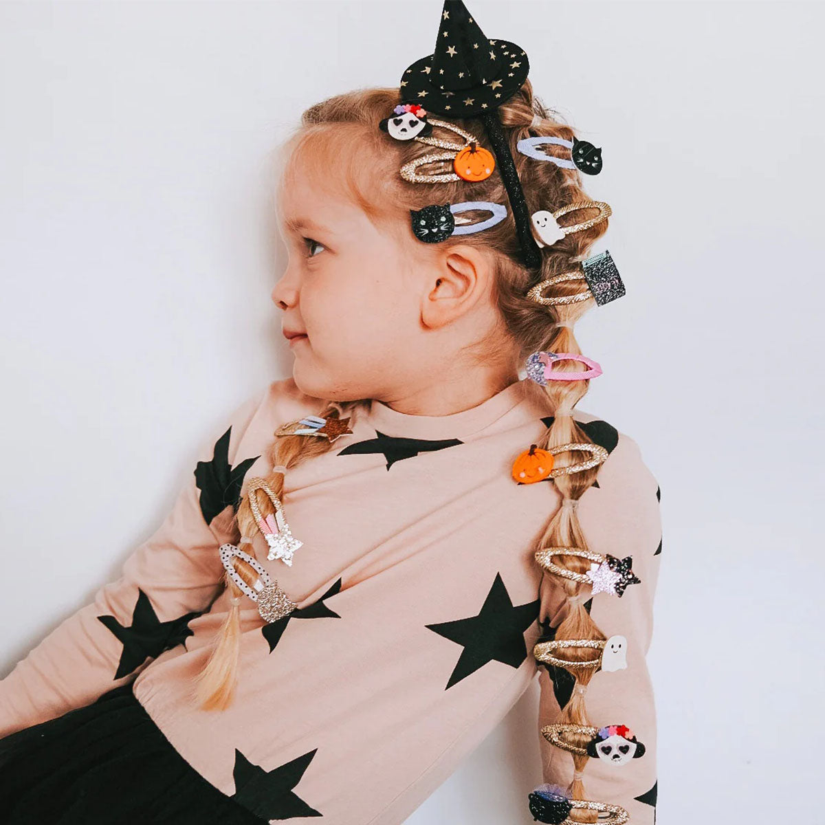 Een beetje griezelig, maar stijlvol, dat is de Rockahula sparkle witches hat diadeem. Deze diadeem is de haaraccessoire voor Halloween. VanZus