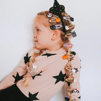 Een beetje griezelig, maar stijlvol, dat is de Rockahula sparkle witches hat diadeem. Deze diadeem is de haaraccessoire voor Halloween. VanZus