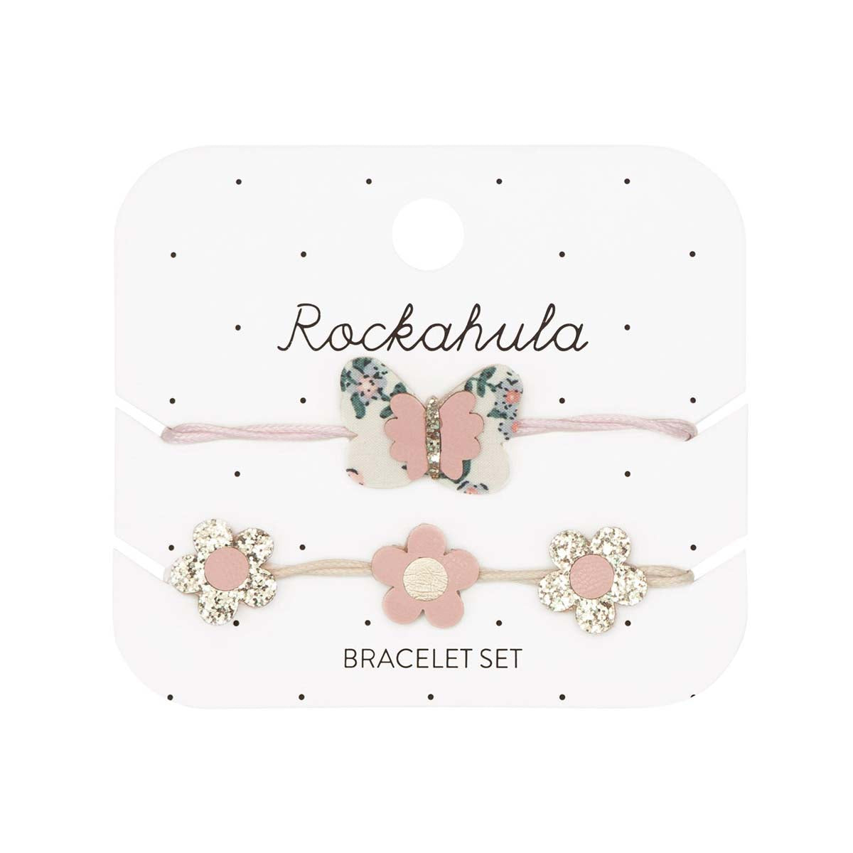 De armbandjes set flora butterfly van Rockahula zijn echt een blikvanger! 2 armbandjes in verschillende kleuren en versieringen van een vlinder en madeliefjes. Verstelbaar in maat. Geschikt vanaf 3 jaar. VanZus