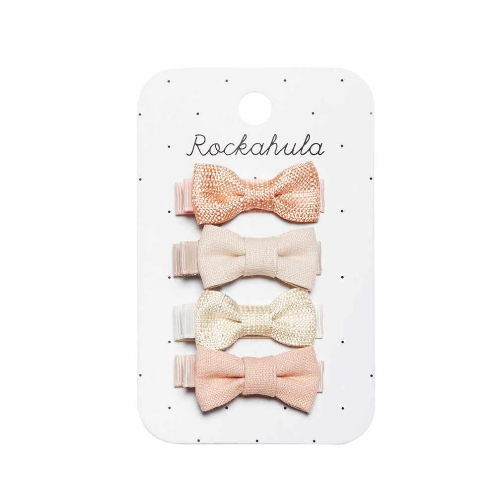 Kijk eens wat een lieve set speldjes in de variant flora linen mini bow van Rockahula! Functioneel en hip. Versier de haren van jouw kindje met deze mooie set van 4 clips. VanZus