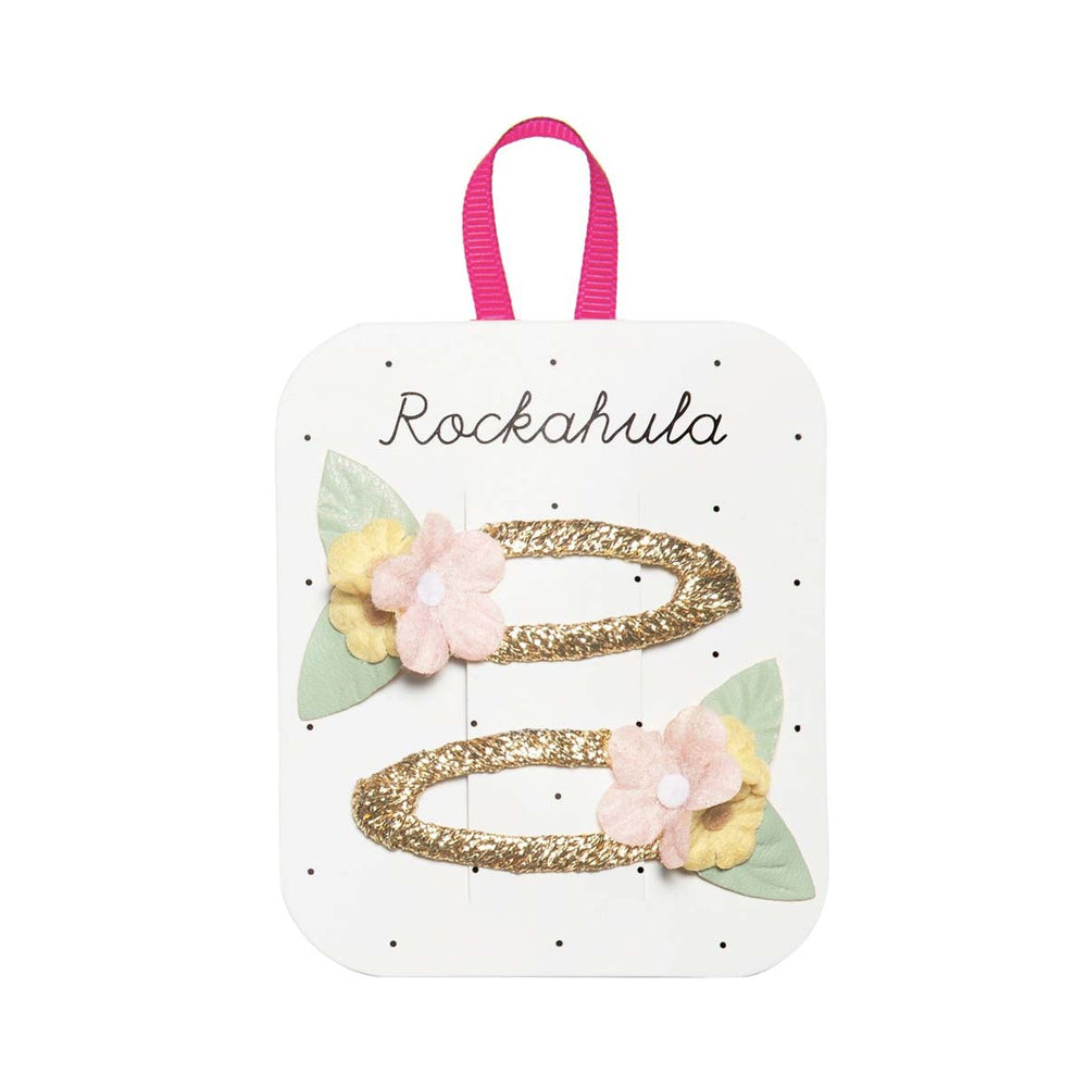 Lief en vrolijk: de speldjes flower posy van het Engelse merk Rockahula. Twee vrolijke clips met bloemen en blad houden de haren van jouw kindje uit het gezicht op een stijlvolle manier. VanZus 