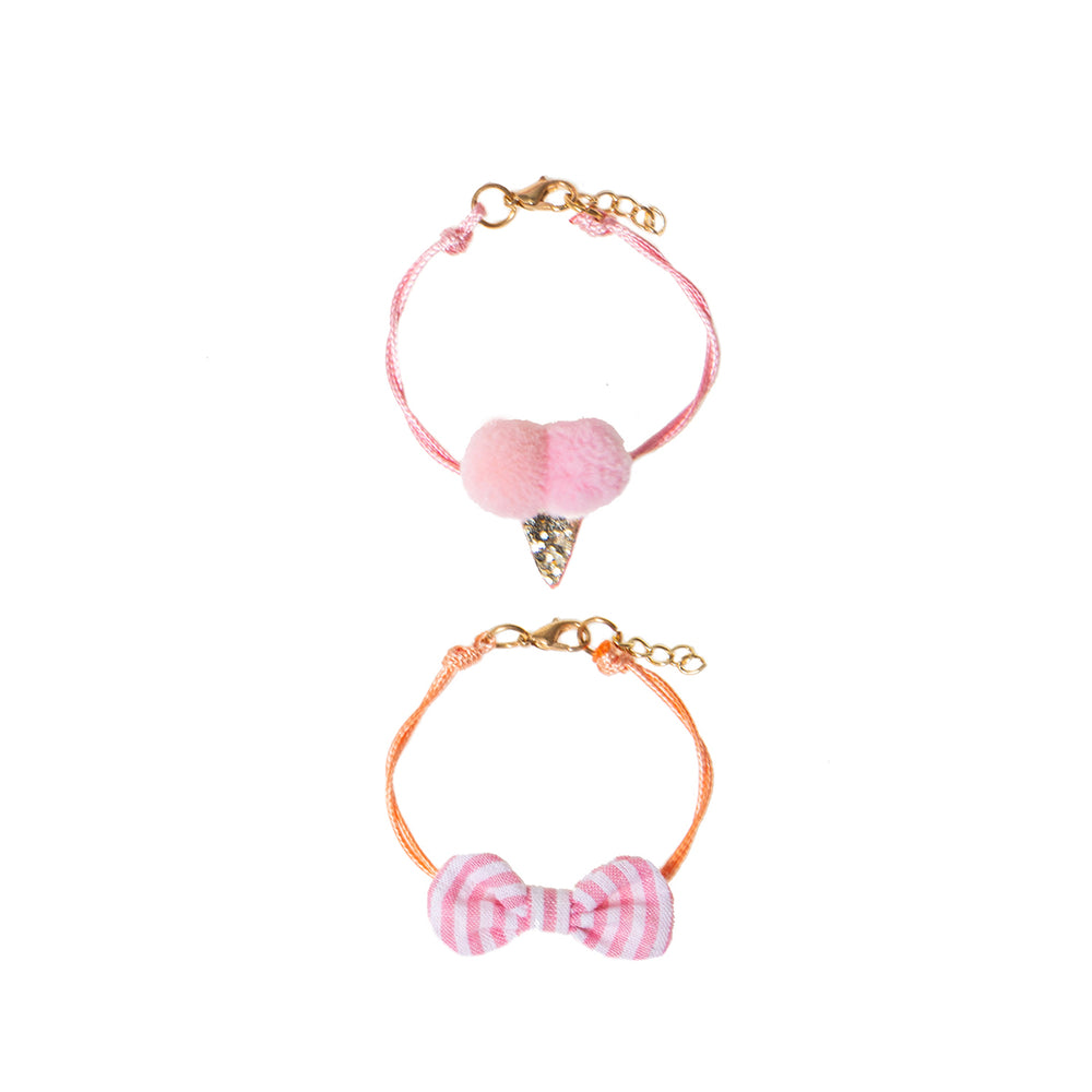 Armcandy voor jouw mini: de Rockahula ice cream armbandjes set. Een armbandje met glitter hoorntje en zachte bolletjes en één met een lief gestreept strikje. Eenvoudig verstelbaar. VanZus