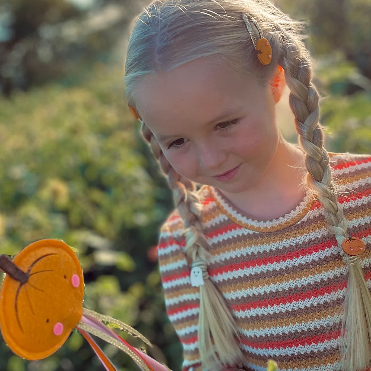 Op zoek naar griezelig leuke haaraccessoires? Dat zijn de Rockahula little pumpkin speldjes! Deze set van 2 is leuk voor Halloween. VanZus.