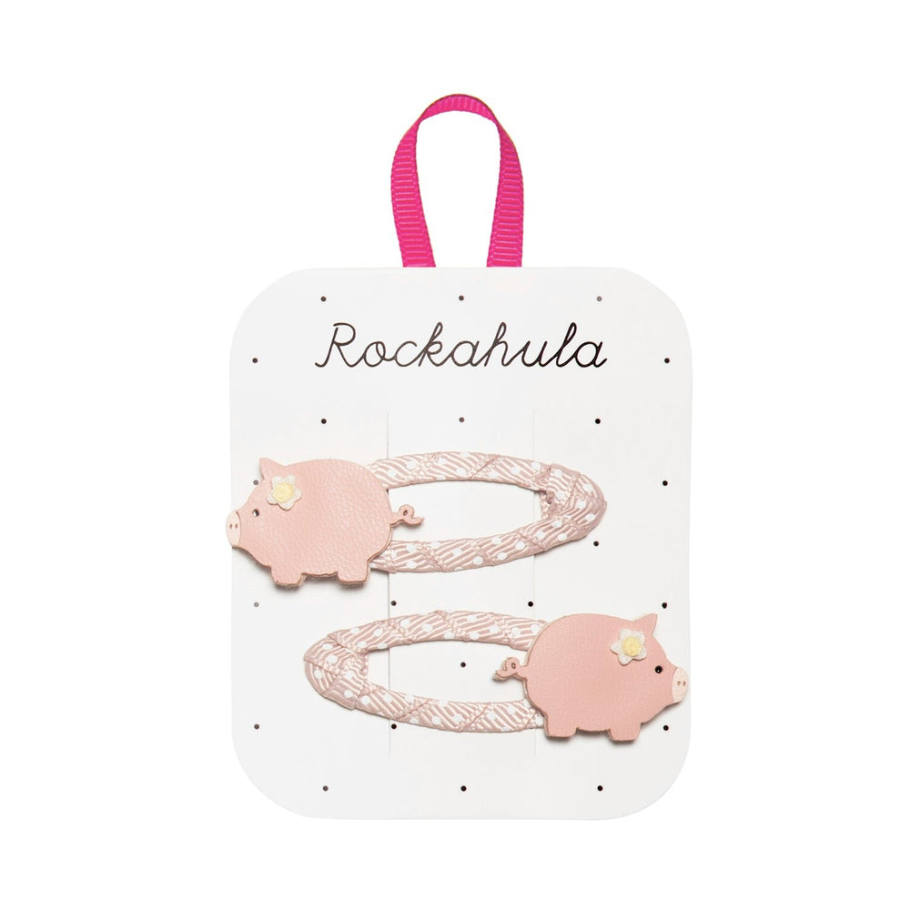 Houd de haren uit het gezicht van jouw mini met deze schattige polly pig speldjes van het merk Rockahula. Roze met witte stippen en varkentjes. Geschikt vanaf 3 jaar. VanZus