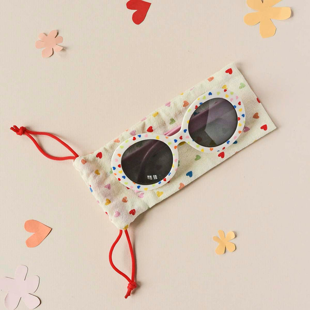 Bescherm de ogen van je kindje met deze te leuke rainbow hearts zonnebril van het toffe merk Rockahula. Deze zonnebril beschermt niet alleen je ogen tegen de zon, maar ziet er ook ontzettend leuk uit. Perfect om je zomerse outfit mee af te maken! VanZus