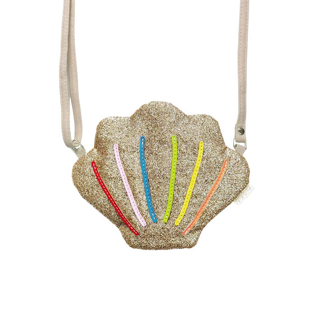 Een te gek tasje in de vorm van een schelp! Het rainbow shell glitter tasje van het merk Rockahula. Verstelbare gouden riem met breekpunt, goud glitter met regenboog linten. Vanaf 3 jaar. VanZus