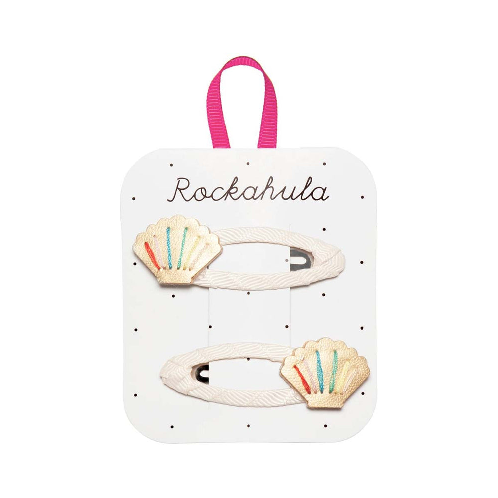 Houd de haren uit het gezicht van jouw mini met deze vrolijke 2-pack rainbow shell speldjes van het Engelse merk Rockahula. Hip en functioneel. Geschikt vanaf 3 jaar. VanZus