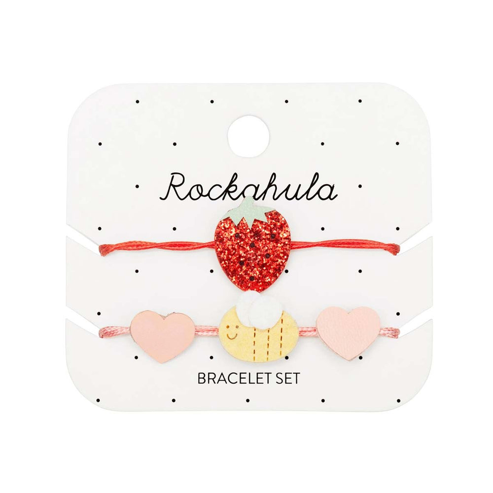 De armbandjes set strawberry fair van Rockahula zijn echt een blikvanger! 2 armbandjes in verschillende kleuren en versieringen van hartjes, een bijtje en aardbei. Verstelbaar in maat. Geschikt vanaf 3 jaar. VanZus