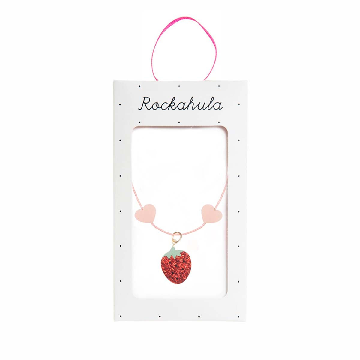 Het perfecte sieraad voor jouw mini: de strawberry fair ketting van Rockahula. Versierd met een glitter aardbei en roze hartjes. Roze koordketting met verstelbare sluiting. Geschikt vanaf 3 jaar. VanZus