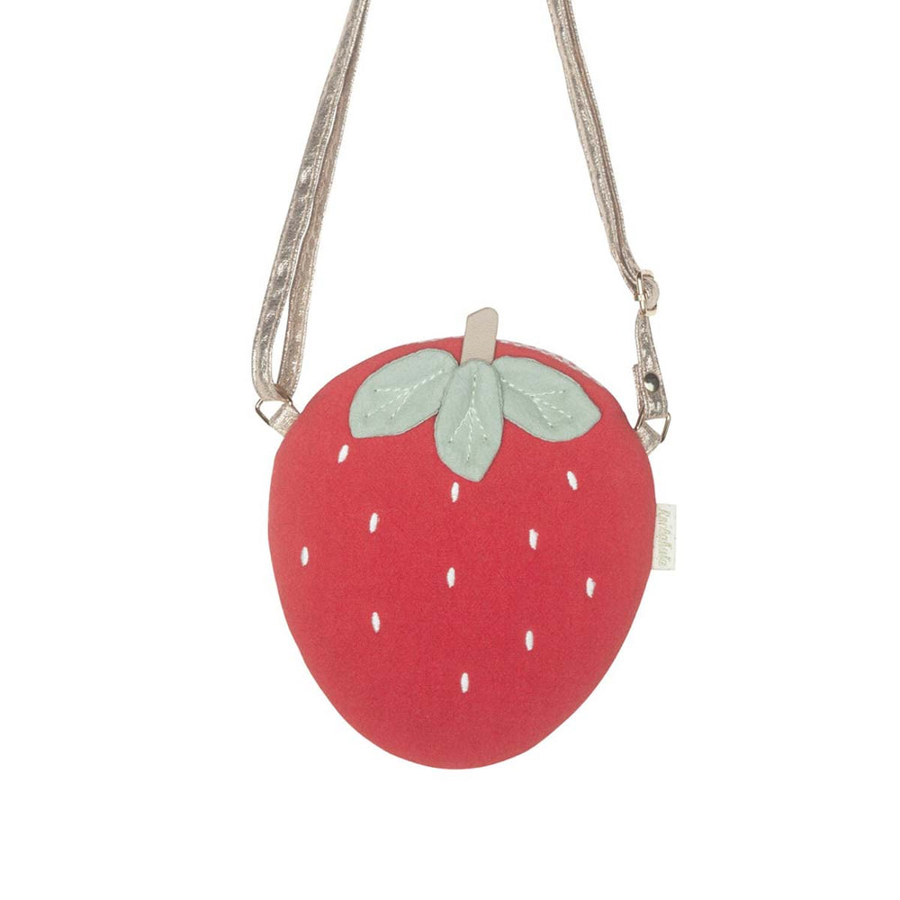 Een te gek tasje in de vorm van een aardbei! Het strawberry fair tasje van het merk Rockahula. Verstelbare gouden riem met breekpunt, rode kleur met groen kroontje. Vanaf 3 jaar. VanZus