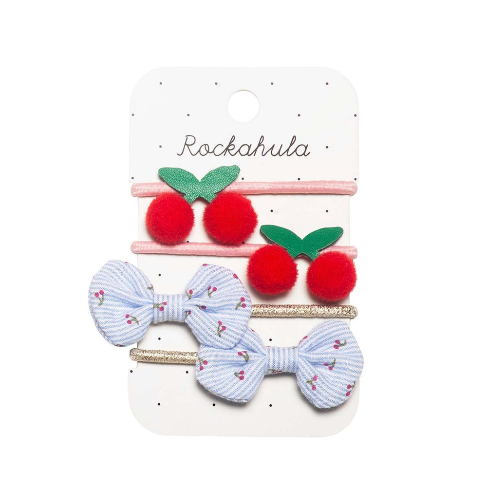 De sweet cherry bow elastiekjes 4-pack zijn een vrolijke haar accessoire van Rockahula. Rode pom pom kersjes en strikjes met lieve print. Mix & match. Geschikt vanaf 3 jaar. VanZus