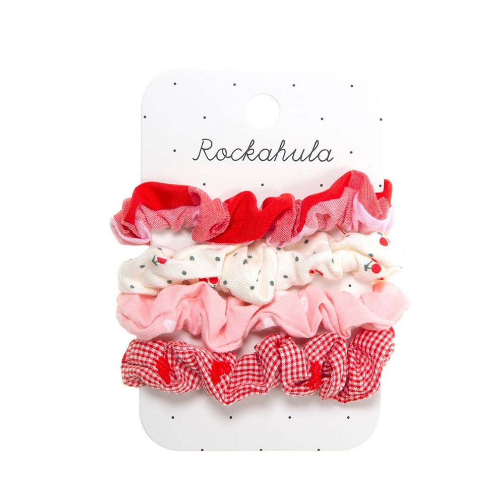 Kijk eens wat een lieve scrunchie set in de variant sweet cherry van Rockahula! Functioneel en hip, in verschillende kleuren en prints. Versier elke staart, vlecht of knot met deze mooie set van 4 elastieken. VanZus