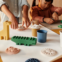 Met dit leuke rollie play dough 4-pack in de kleur golden caramel multi mix kan je kindje een hele middag heerlijk spelen met klei. Je kindje kan de mooiste figuurtjes, 'gebakjes' en andere creaties maken met deze vrolijke klei van Liewood. VanZus