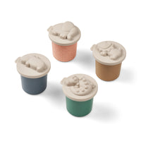 Met dit leuke rollie play dough 4-pack in de kleur golden caramel multi mix kan je kindje een hele middag heerlijk spelen met klei. Je kindje kan de mooiste figuurtjes, 'gebakjes' en andere creaties maken met deze vrolijke klei van Liewood. VanZus