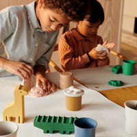 Met dit leuke rollie play dough 4-pack in de kleur golden caramel multi mix kan je kindje een hele middag heerlijk spelen met klei. Je kindje kan de mooiste figuurtjes, 'gebakjes' en andere creaties maken met deze vrolijke klei van Liewood. VanZus