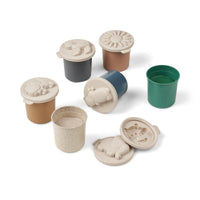 Met dit leuke rollie play dough 4-pack in de kleur golden caramel multi mix kan je kindje een hele middag heerlijk spelen met klei. Je kindje kan de mooiste figuurtjes, 'gebakjes' en andere creaties maken met deze vrolijke klei van Liewood. VanZus