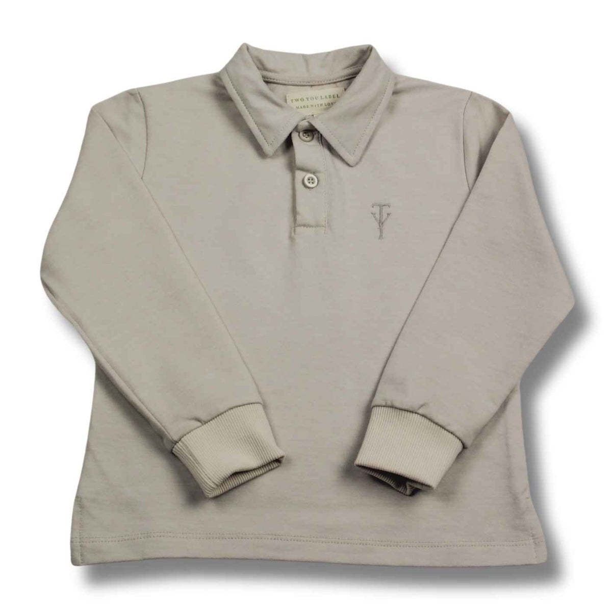 Een polo is altijd fijn om in de kast te hebben hangen van je kleintje. De basic polo in de kleur beach van het merk Two You Label is dan ook een echte must have! Deze polo is van hoge kwaliteit, zit heel lekker en ziet er ook nog eens geweldig uit! VanZus