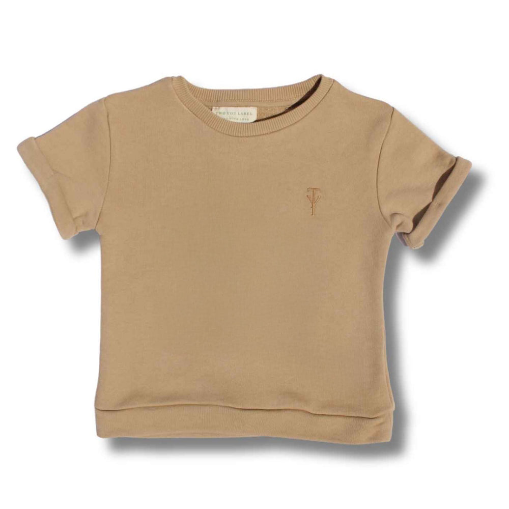 Ben je op zoek naar een fijn, basic en heel schattig uitziend t-shirt voor je kleintje? Dit shirt in de kleur honey van het merk Two You Label kan niet ontbreken in de zomergarderobe van jouw kleine lieveling! VanZus