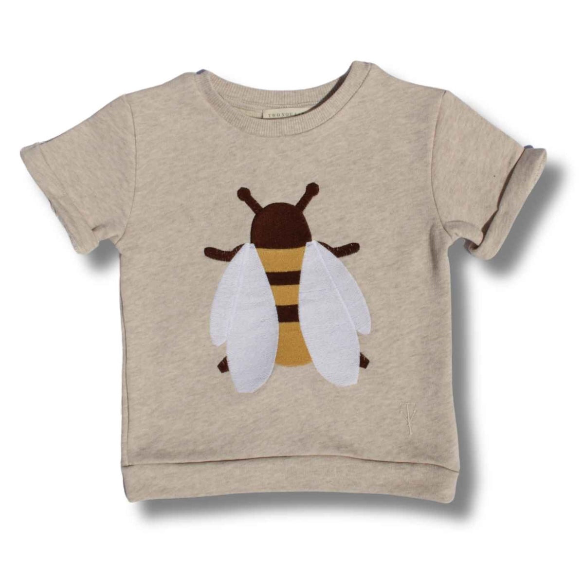 Ben je op zoek naar een fijn, basic en heel schattig uitziend t-shirt voor je kleintje? Dut bee shirt in de kleur oat van het merk Two You Label kan niet ontbreken in de zomergarderobe van jouw kleine lieveling! VanZus