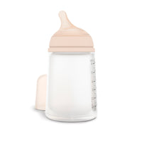 De babyfles 270 ml medium flow van Suavinex bootst de borst na, ideaal voor combinatievoeding en premature baby's. Verminderd luchtinslikken en darmkrampjes. Geschikt voor o.a. melk, water en sap. VanZus