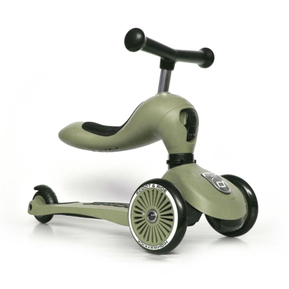 Highwaykick 1 van Scoot and Ride: de ultieme 2-in-1 step voor kleine avonturiers van 1 tot 5 jaar. Minimalistisch design, stoere kleur olive. Driewieler en step in één. Eenvoudig om te bouwen zonder gereedschap. VanZus