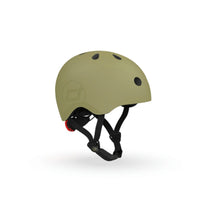 Ontdek de Scoot and Ride helm S in de kleur olive: lichtgewicht, comfortabel met verstelbare kinband en duurzaam. Perfect voor jonge avonturiers op fiets, step of skeelers. Veilig én hip buitenspelen! VanZus