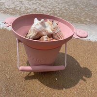 De speelgoed zeef in oud roze is perfect voor een dagje strand. Uren speelplezier en eenvoudig mee te nemen doordat hij opvouwbaar is. Flexibel, gemaakt van silicone. Afmeting 29x20x7 cm. In 3 kleuren. VanZus