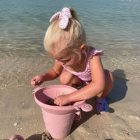 De speelgoed zeef in oud roze is perfect voor een dagje strand. Uren speelplezier en eenvoudig mee te nemen doordat hij opvouwbaar is. Flexibel, gemaakt van silicone. Afmeting 29x20x7 cm. In 3 kleuren. VanZus