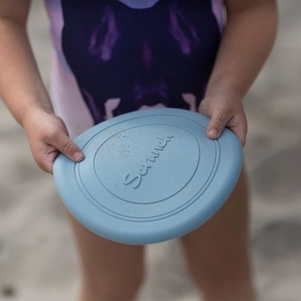 Flexibel en opvouwbaar: de frisbee eendenei blauw van Scrunch. Frisbeeën op het strand of in de tuin. Gemaakt van siliconen, eenvoudig mee te nemen. Milieuvriendelijk, kan tegen extreme temperaturen. VanZus