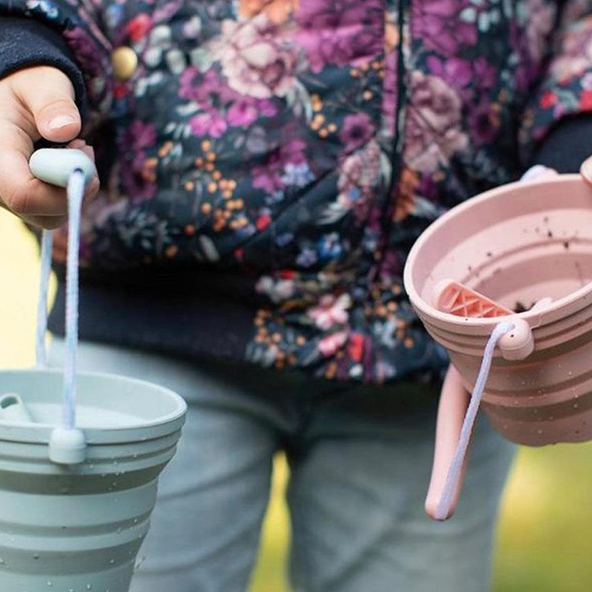 Ontwikkel groene vingers samen met je kleintje met dit zaaipotje in de kleur duck egg blue van het merk Scrunch. Dit zaaipotje, compleet met schepje, is ideaal om plantjes in te zetten en is een bron van speelplezier voor kleine tuinmannen en -vrouwen. VanZus