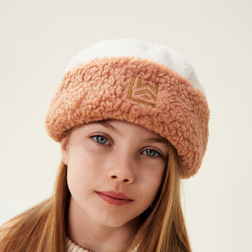 Houd het hoofd en de oren van je kindje lekker warm met deze te gekke selene beanie muts in de kleur tuscany rose mix van het merk Liewood. Deze heerlijk warme muts is niet alleen handig voor de koude wintermaanden, maar ziet er ook geweldig uit! VanZus